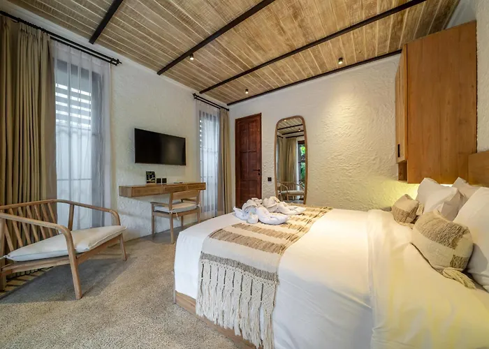 Villa Putri Salju By Evdekimi - Garden Retreat With Pool, Swings & Outdoor Lounge Ubud